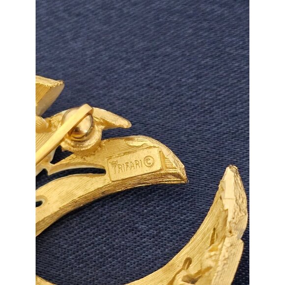 Women's Brooch Designer Trifari Signed Pin White Enamel Gold Tone Vintage Swirl - Picture 3 of 3